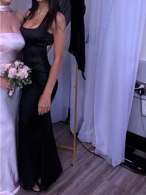 Windsor "Rosella Open Back Mermaid
Satin Formal Dress" in Black US XS